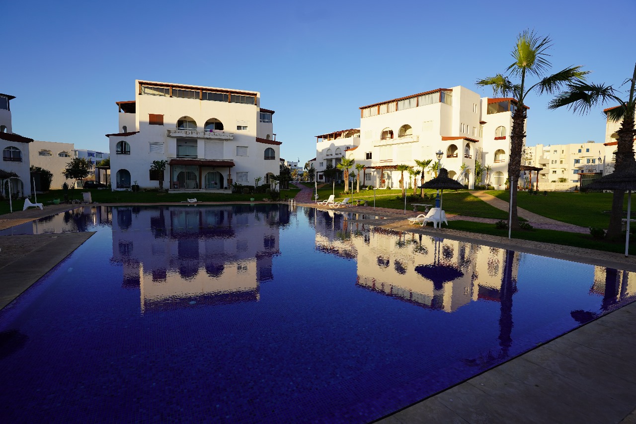 Appartement à louer à cabo negro 3 chambres salon balcon piscine 180 mètres 1er étage