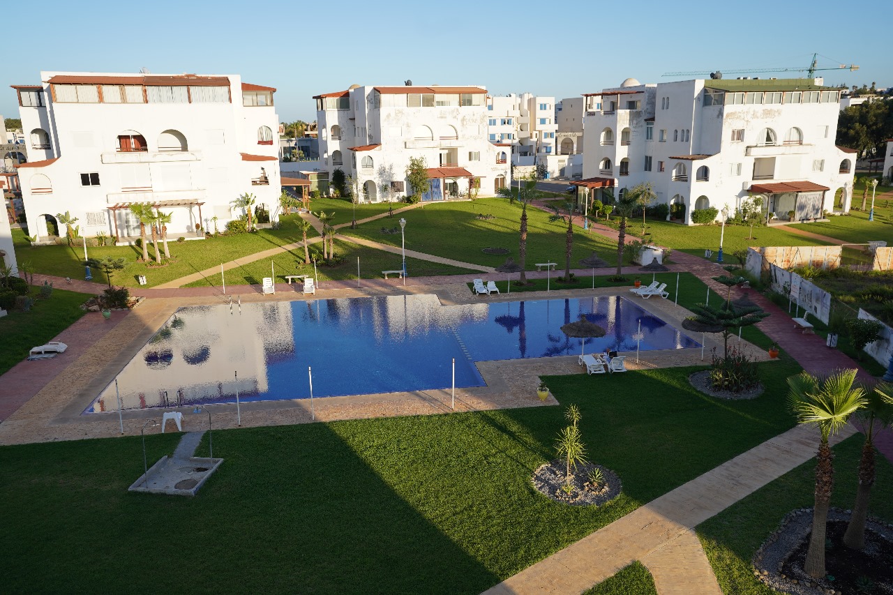 Appartements à louer dans une résidence fermée équipée d'une piscine avec service Wi-Fi