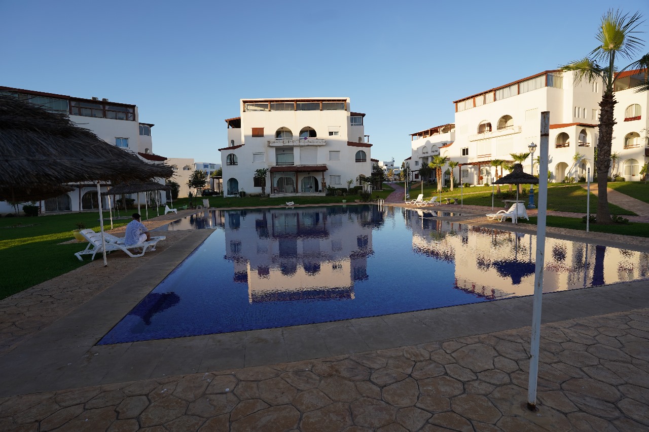 Appartements à louer dans une résidence fermée équipée d'une piscine avec service Wi-Fi